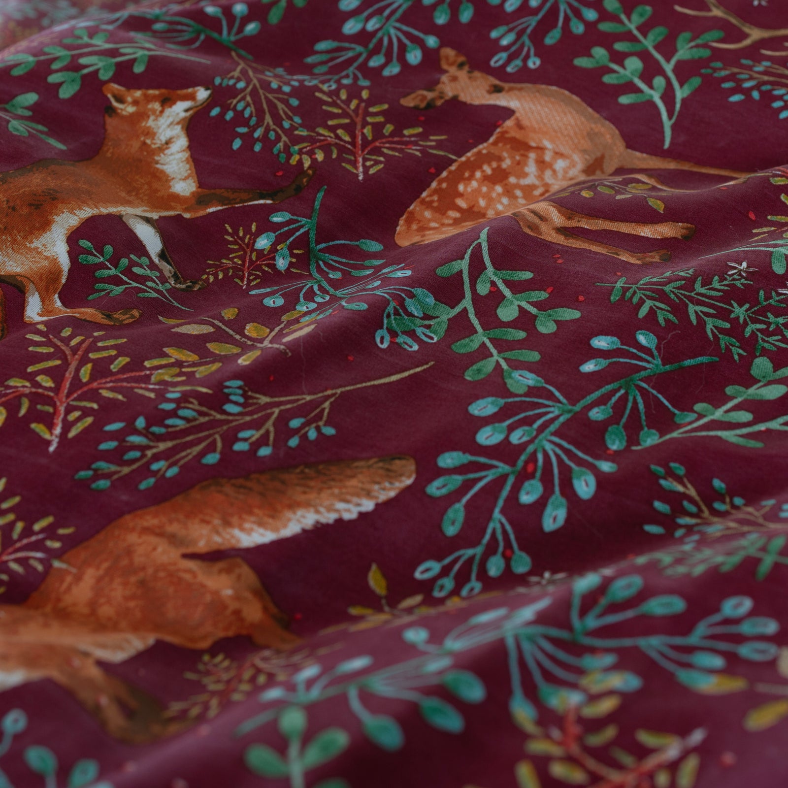 Fox And Deer Mulberry 200 Thread Count Cotton Rich Reversible Duvet Cover Set | Single | Burgundy