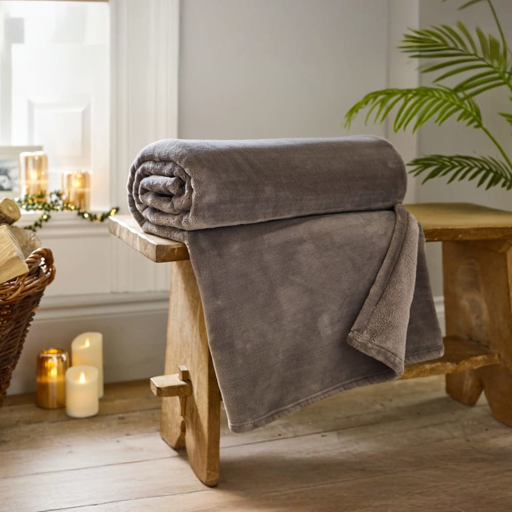 Coco Touch Flannel Throw – Luxury 140x180cm Ultra Soft Blanket | 140cm x 180cm | Brown