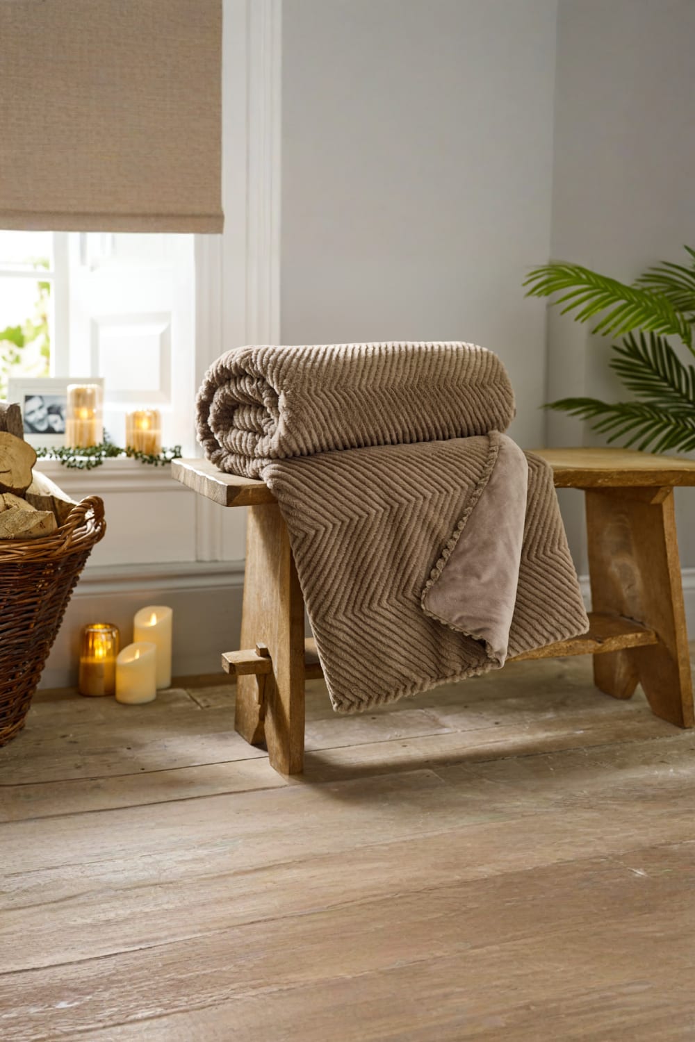 Burghley Extra Soft Faux Fur Throw 130x170cm – Chevron Pattern Decorative Blanket | 130cm x 170cm | Fawn