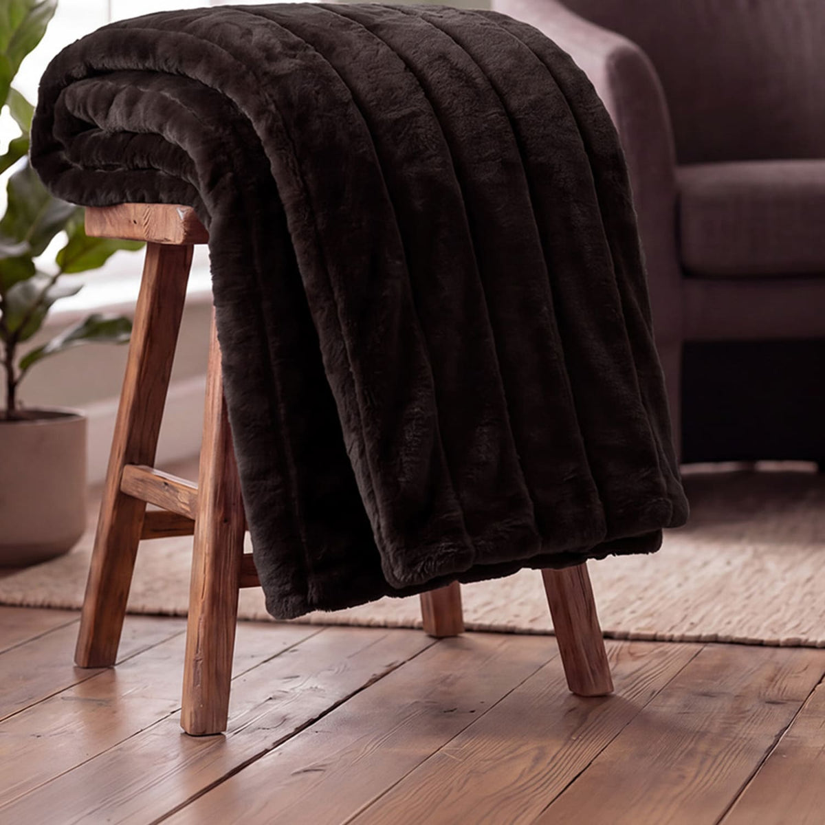 Hockley Faux Fur Throw | 130cm x 150cm | Chocolate