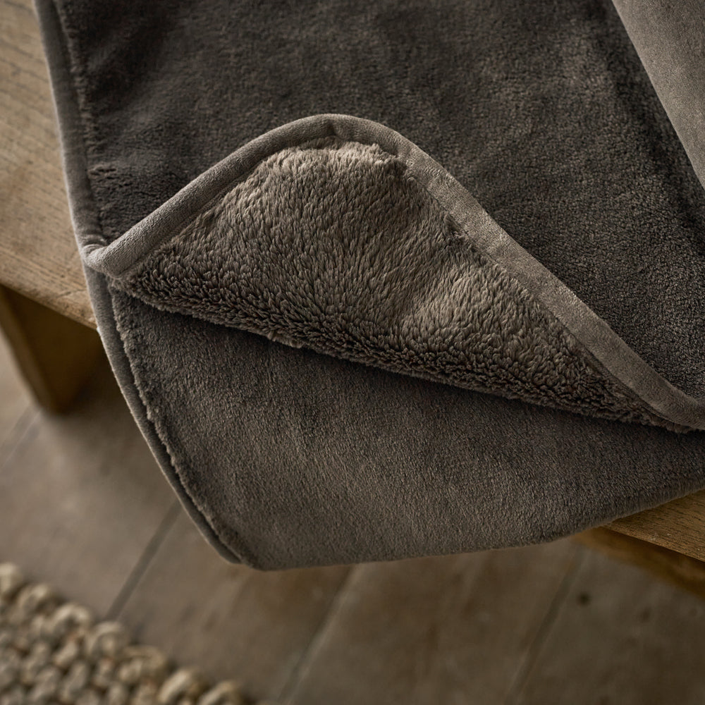Windsor Heavyweight Coco Plush Throw | 130cm x 180cm | Mocha