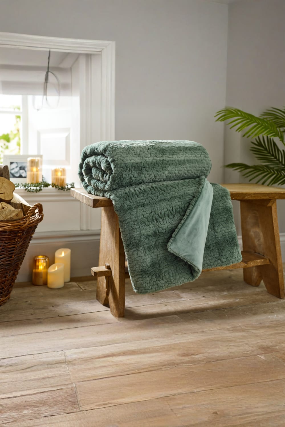 Ashridge Soft Faux Fur Throw 130x170cm – Elegant Textured Blanket | 130cm x 170cm | Green