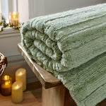 Chatsworth Faux Fur Luxury Throw 130x170cm – Ultra Soft & Stylish Blanket | 130cm x 170cm | Green
