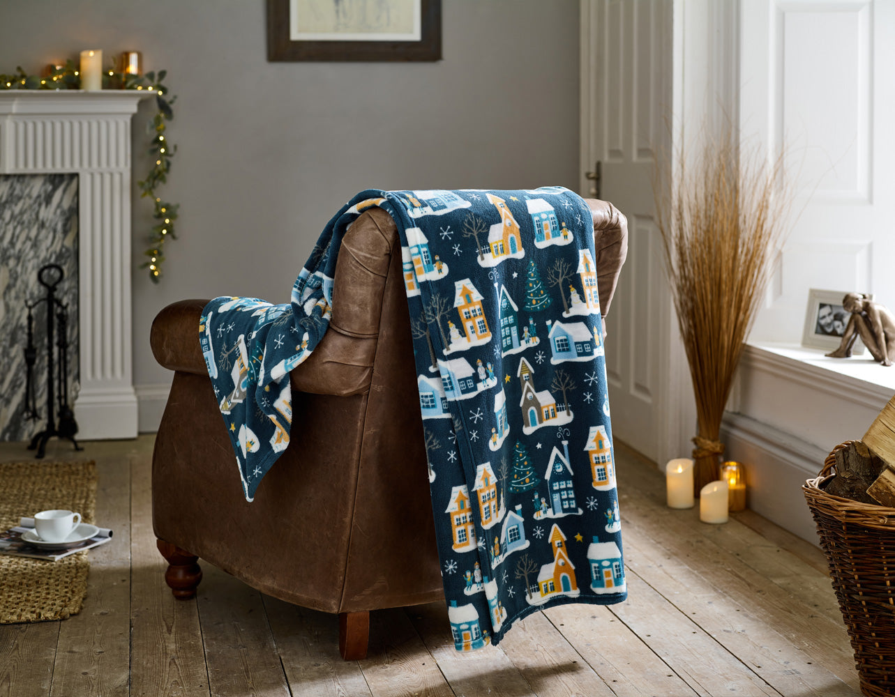 Festive Village Fleece Throw – 140x180cm Soft Winter Blanket | 140cm x 180cm | Navy Blue