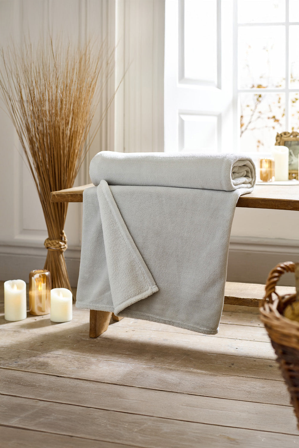 Snuggle Touch Solid Colour Fleece Throw – 140x180cm – Super Soft Plain Blanket | 140cm x 180cm | Light Grey