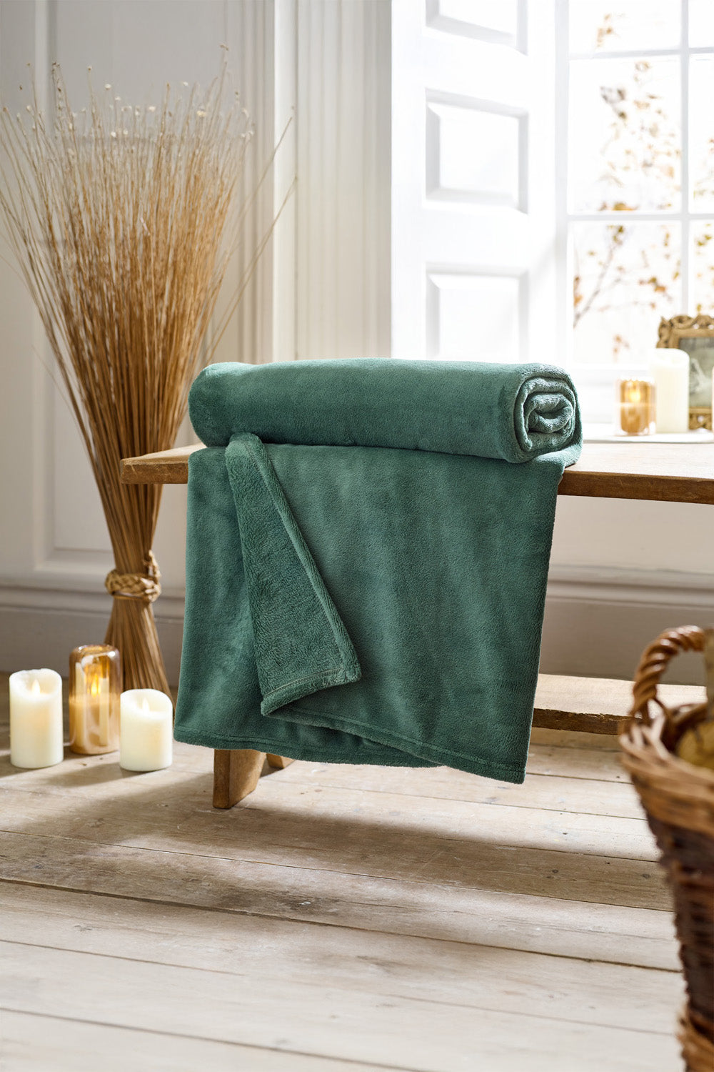 Snuggle Touch Solid Colour Fleece Throw – 140x180cm – Super Soft Plain Blanket | 140cm x 180cm | Forest Green