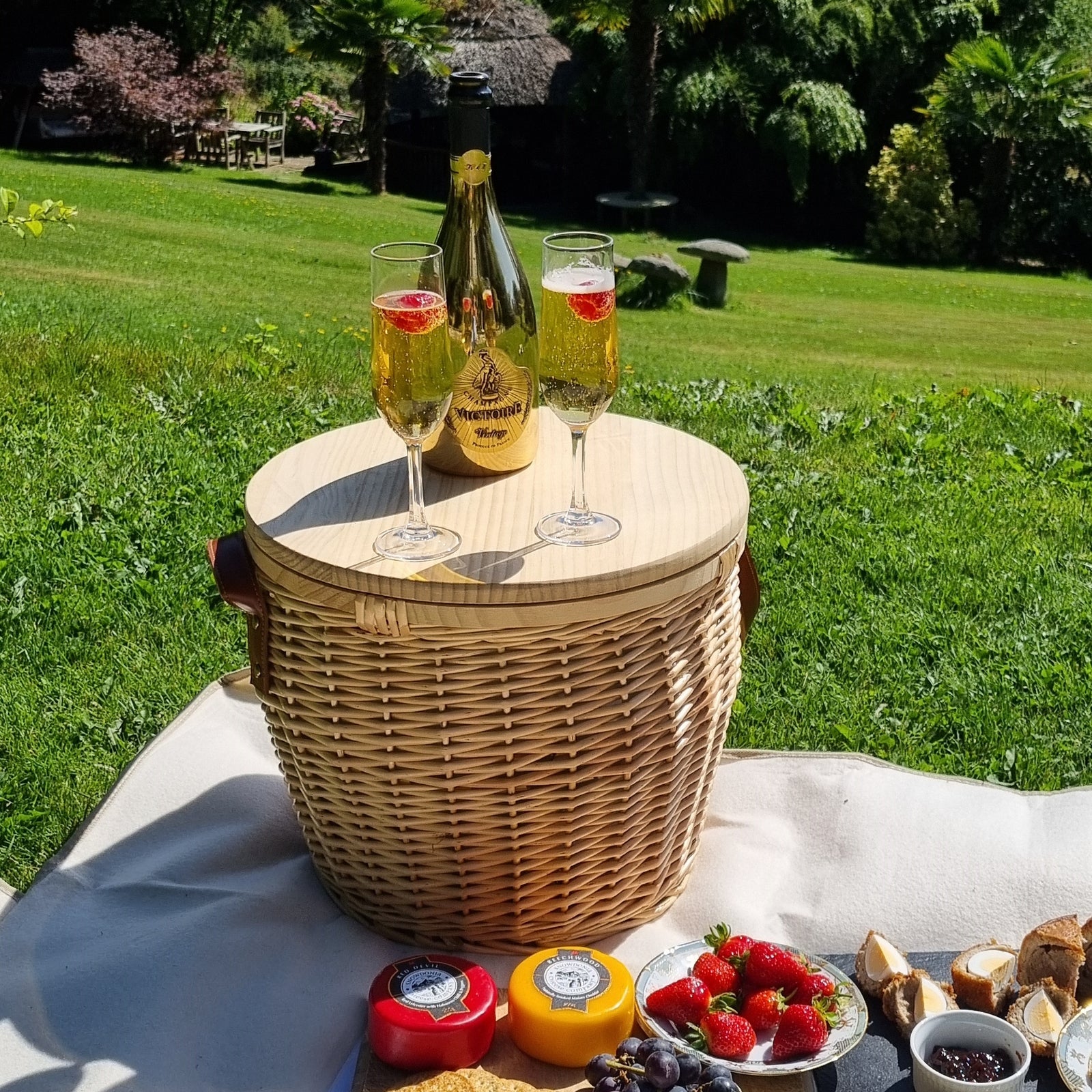 Round Insulated Picnic Basket With Chopping Board Lid