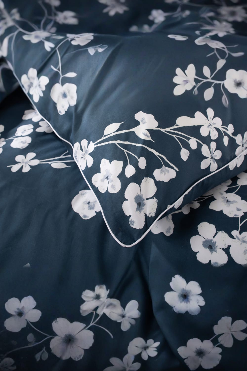 Petite Fleure 100% Cotton Duvet Cover Set – Floral Blossom Print Bedding With Piped Edges | King | Navy Blue