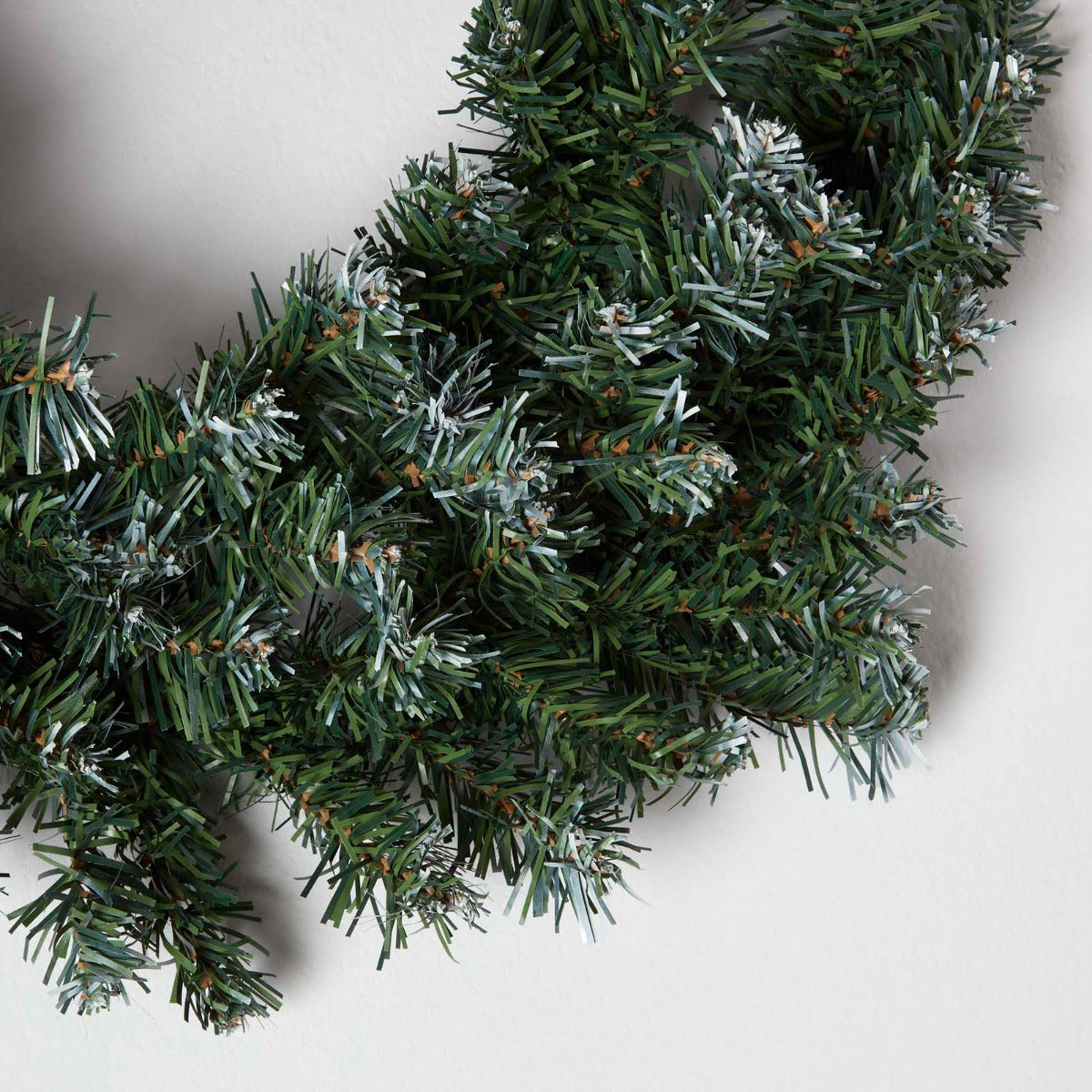 HOMESCAPES Green Snow Dusted Christmas Wreath, 18 Inches
