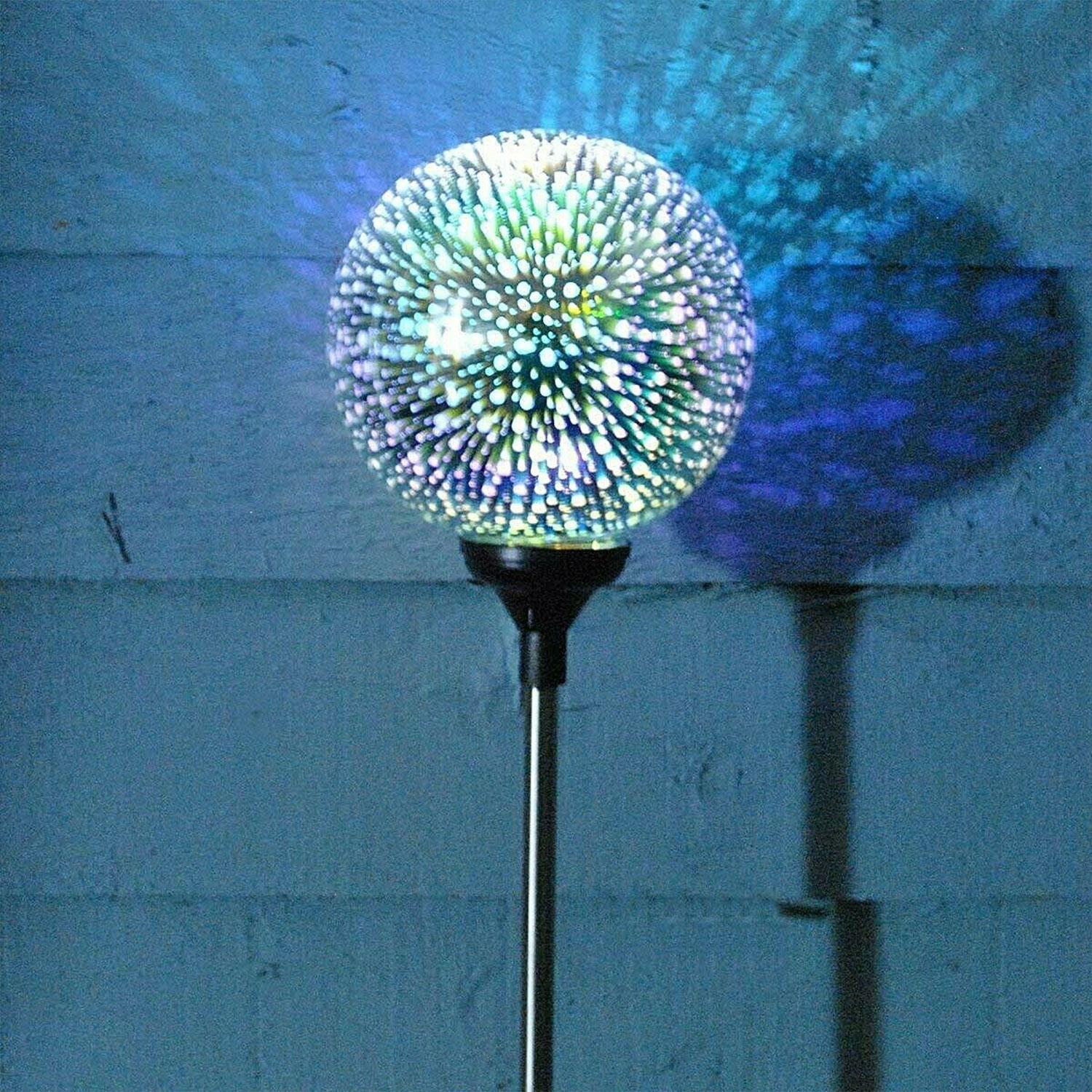 Plastic Solar Garden 3d Globe Light Solar Panel Collects Sunlight
