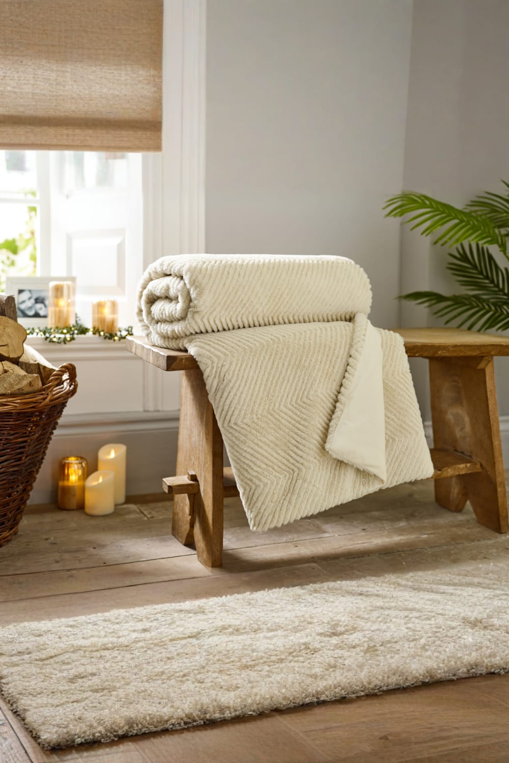 Burghley Extra Soft Faux Fur Throw 130x170cm – Chevron Pattern Decorative Blanket | 130cm x 170cm | Cream