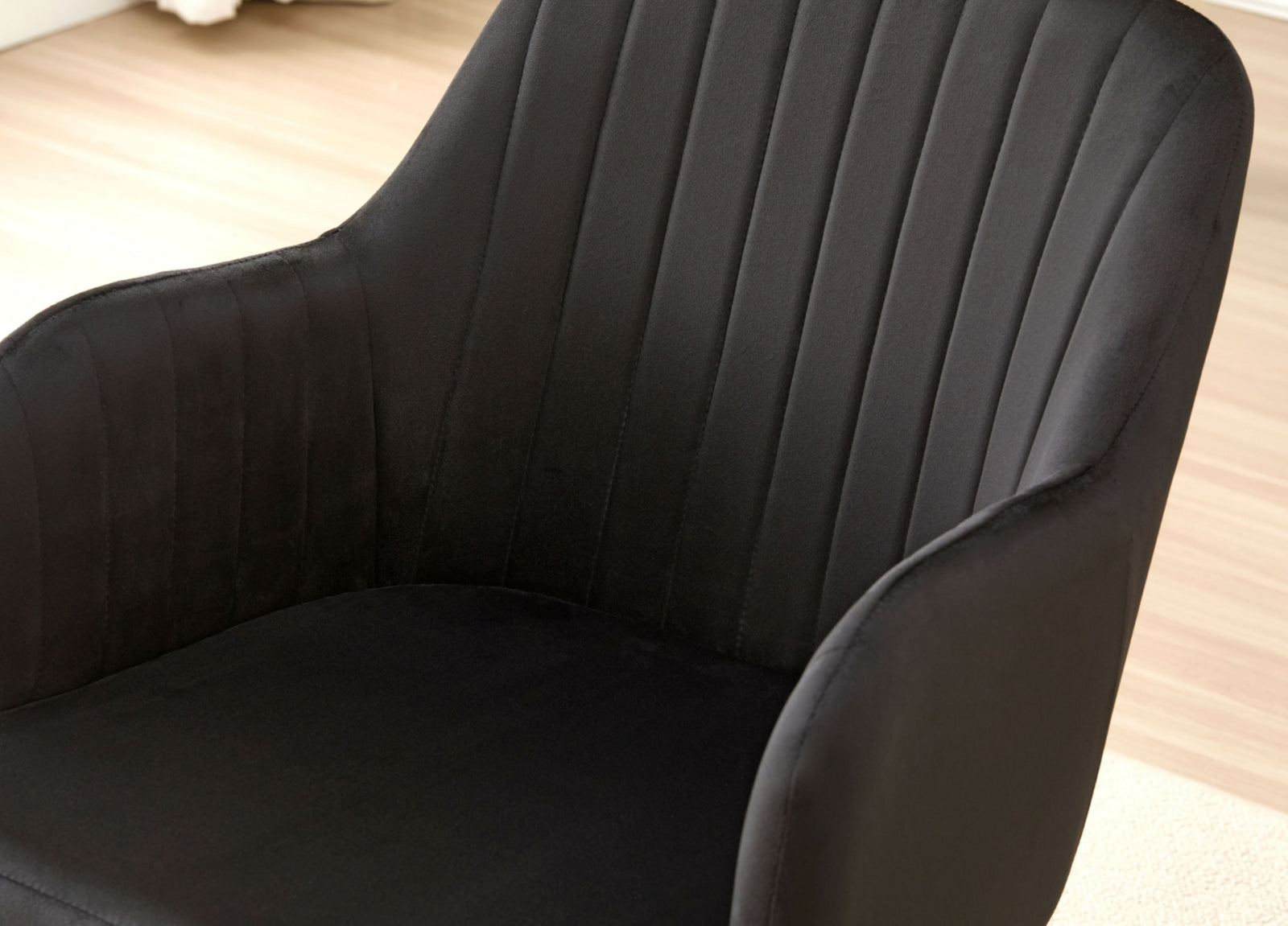 Elegant Miami Dining Table Set With 4 Velvet Charlotte Chairs | Black