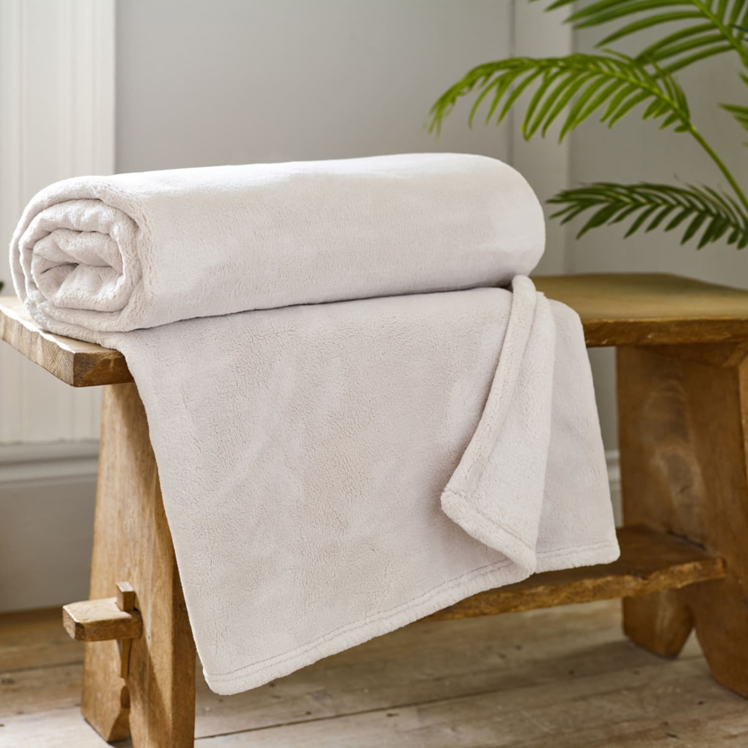 Deyongs Coco Touch Heavyweight Fleece Throw – Supersoft Plain Blanket