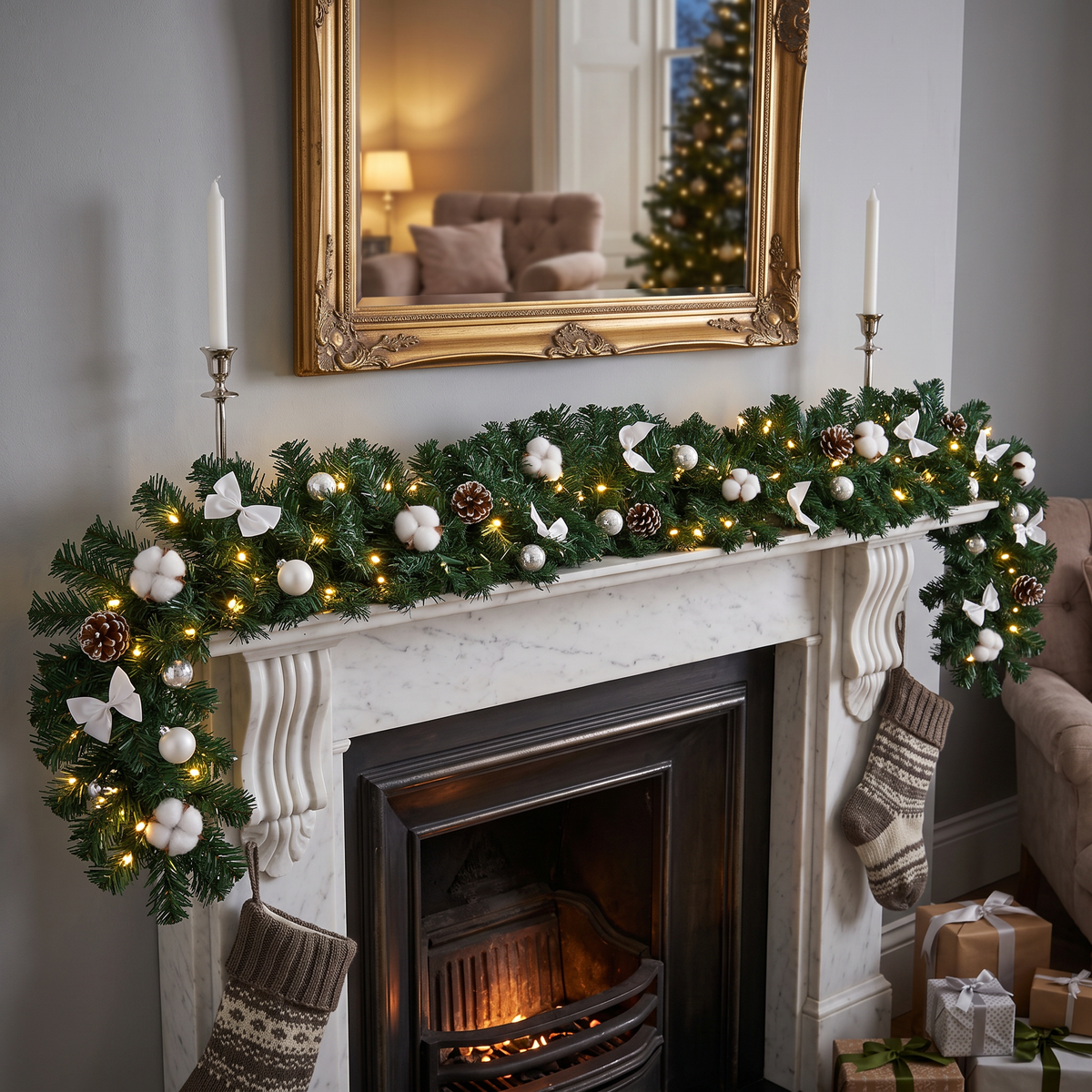 Pre-lit Artificial Christmas Garland with Pinecones