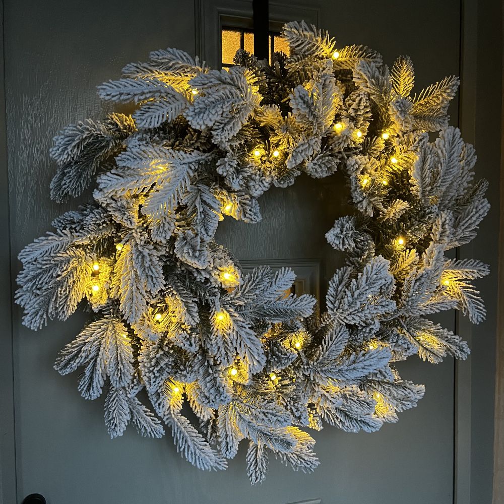60cm Premium Mixed Branch Prelit Snow Flocked Christmas Wreath - With Timer
