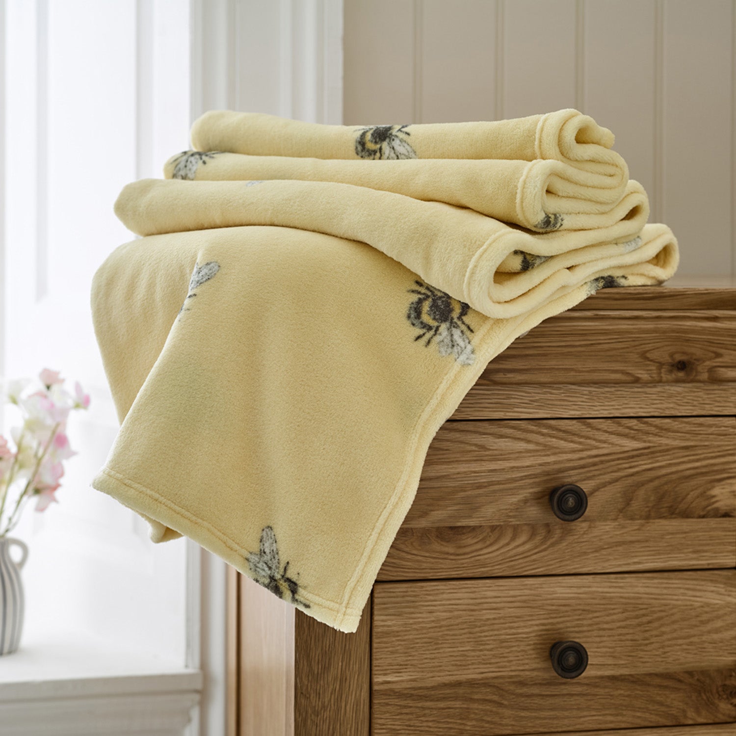 Deyongs Supersoft Honey Bee Print Coral Fleece Throw