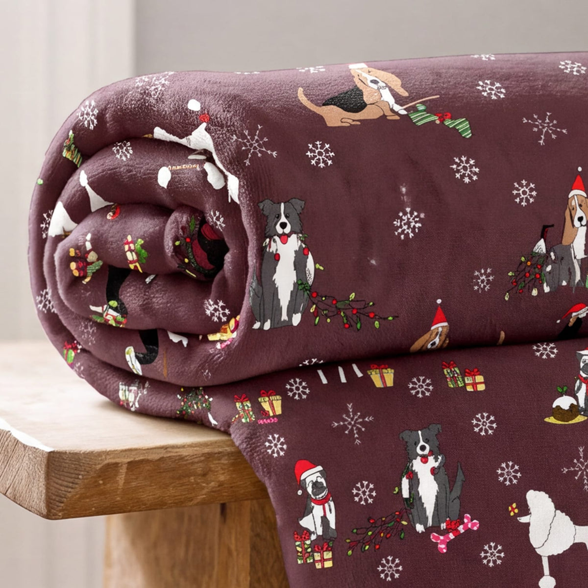 Deyongs Festive Dogs Sherpa Fleece Throw – Christmas Printed Blanket