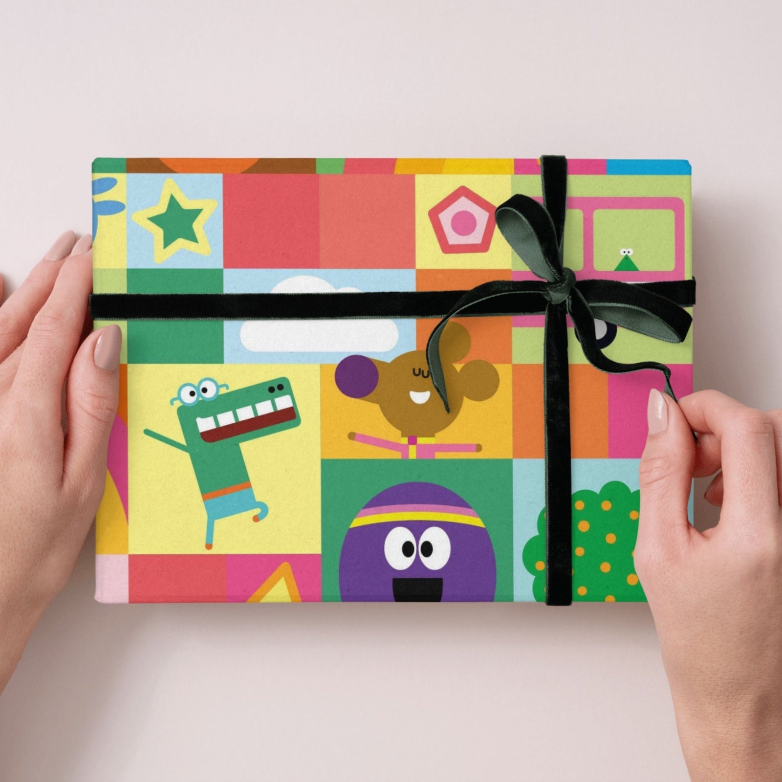 Hey Duggee Hey Duggee Gift Wrap, 4 Sheet 4 Tag, Bundle Official Product