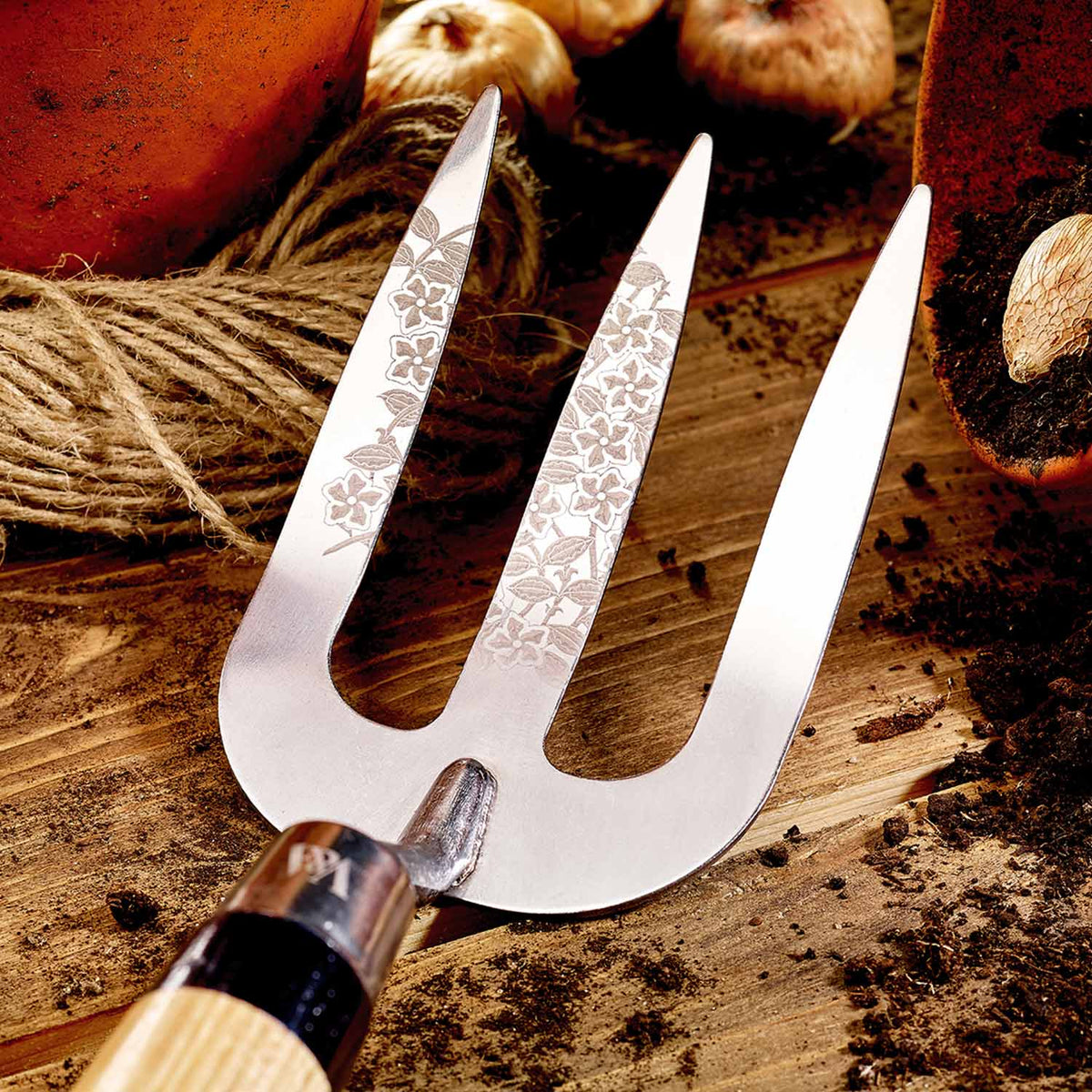 Pedigree V&a Stainless Steel Hand Fork With Fsc Ash Handle Gift Box | Set of 1 | Brown