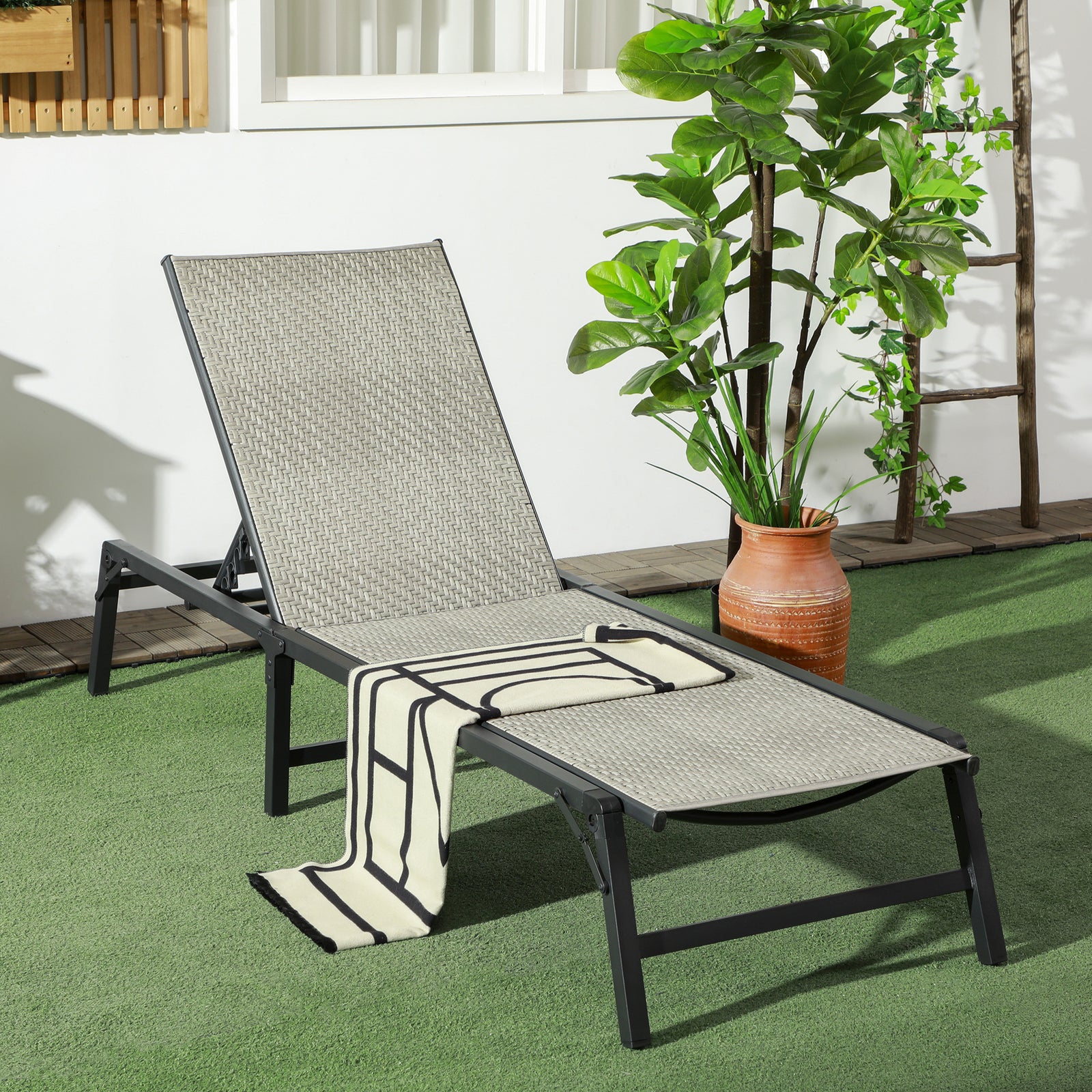 Foldable Rattan Sun Lounger W/ Adjustable Backrest