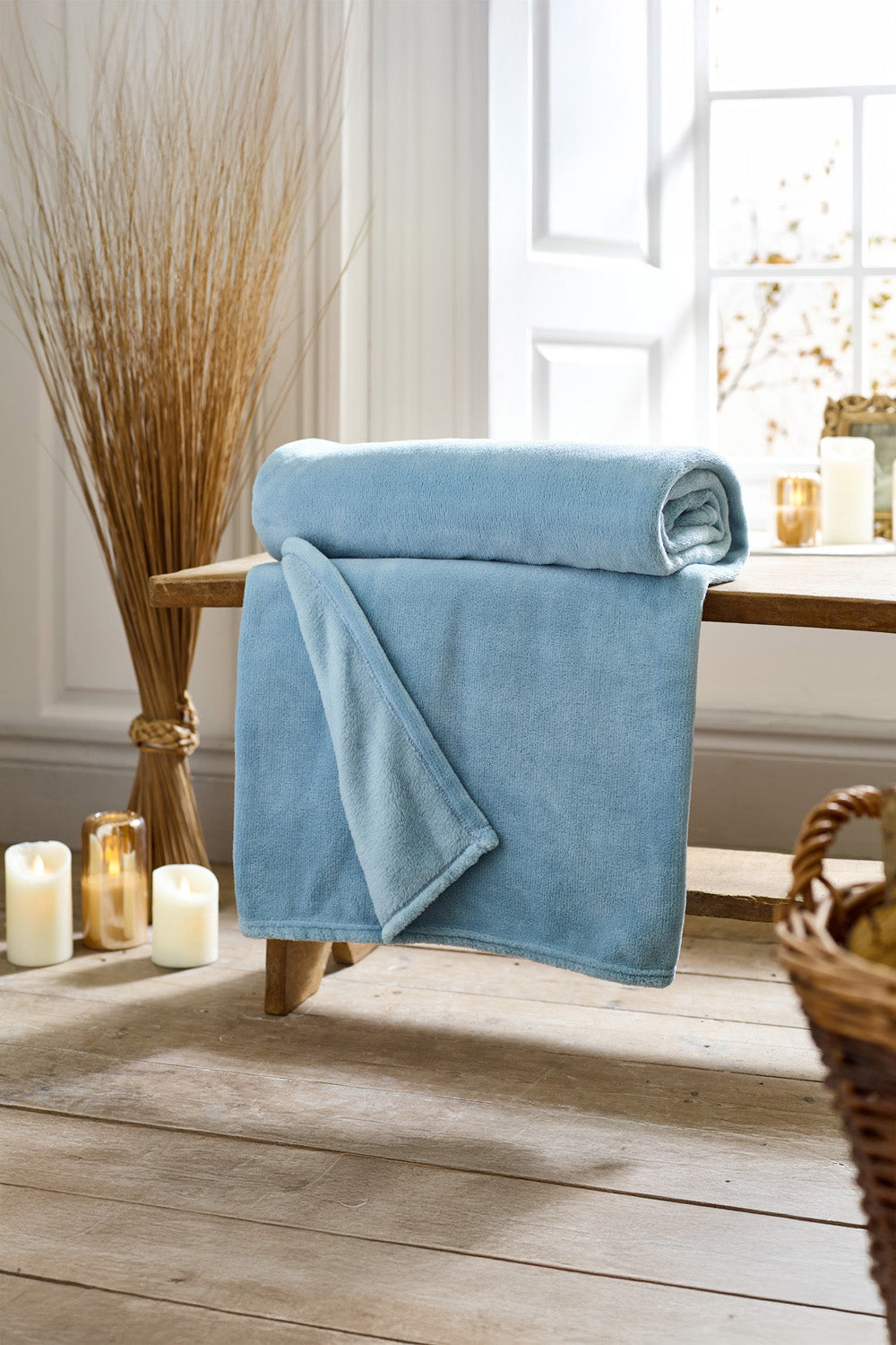 Snuggle Touch Solid Colour Fleece Throw – 140x180cm – Super Soft Plain Blanket | 140cm x 180cm | Light Blue