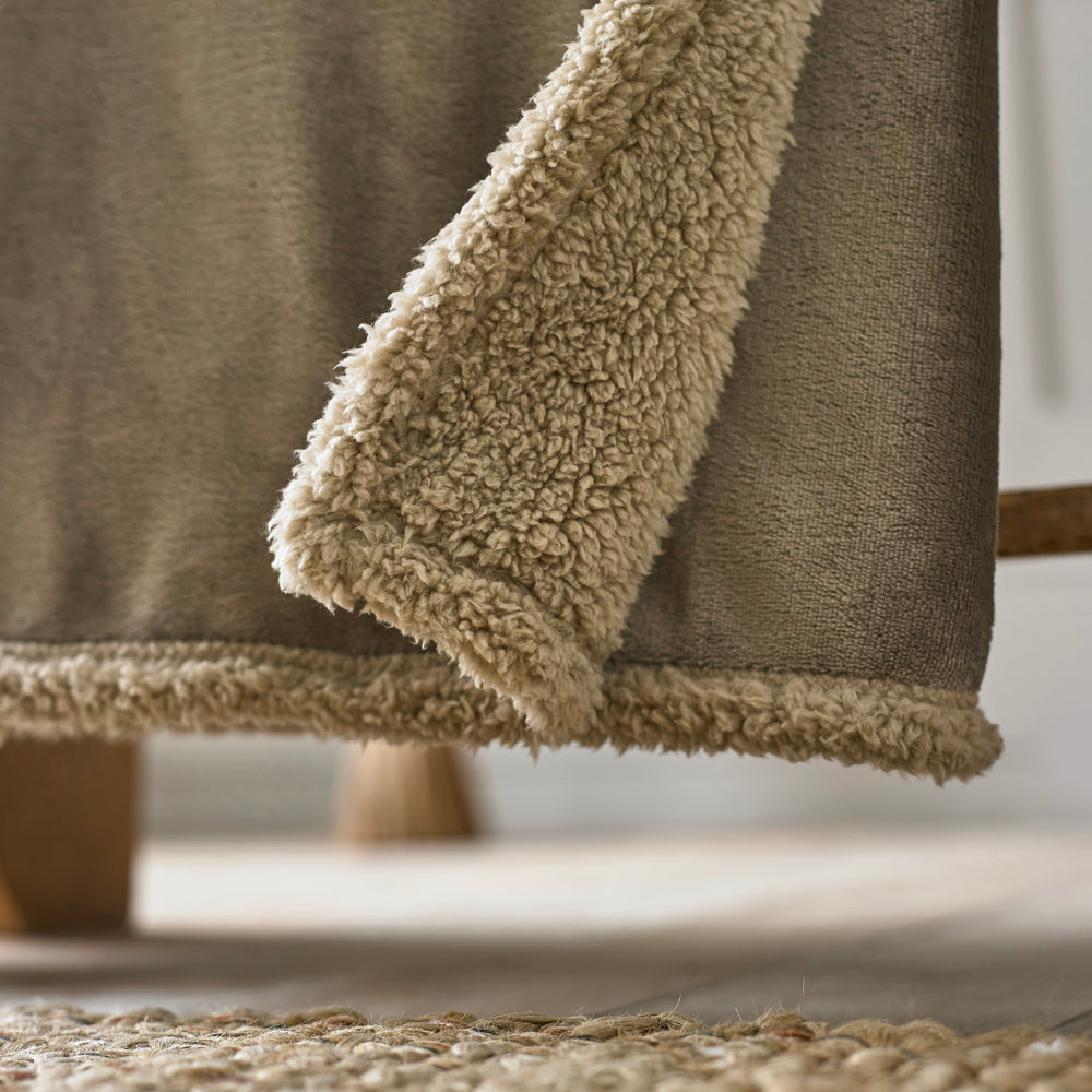 Blackbrook Ultrasoft Flannel Throw With Sherpa Back | 125cm x 150cm | Mocha