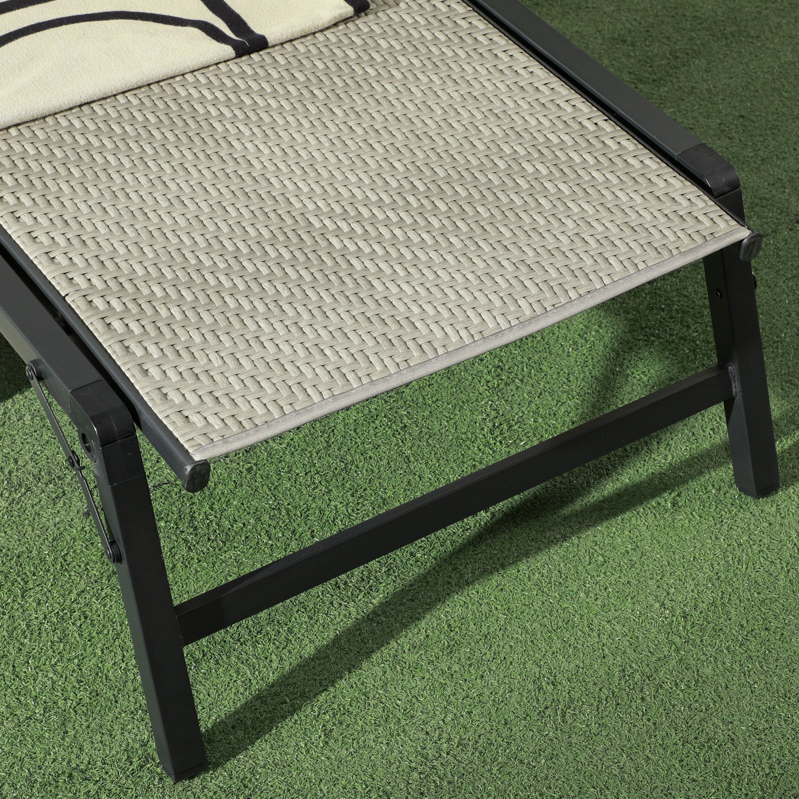 Foldable Rattan Sun Lounger W/ Adjustable Backrest