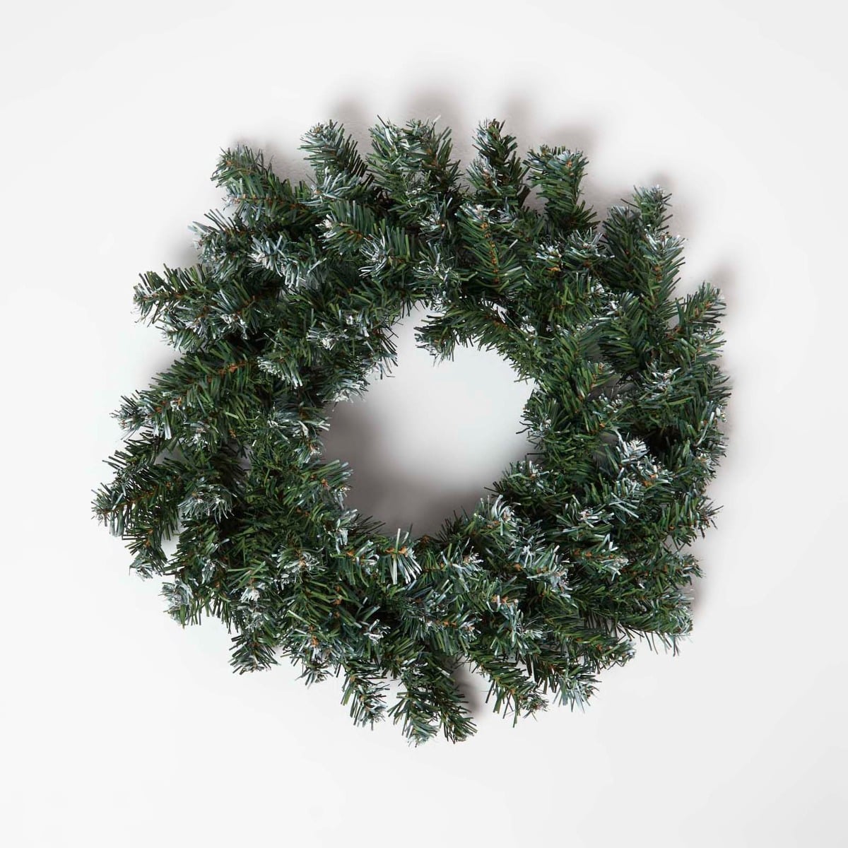 HOMESCAPES Green Snow Dusted Christmas Wreath, 18 Inches