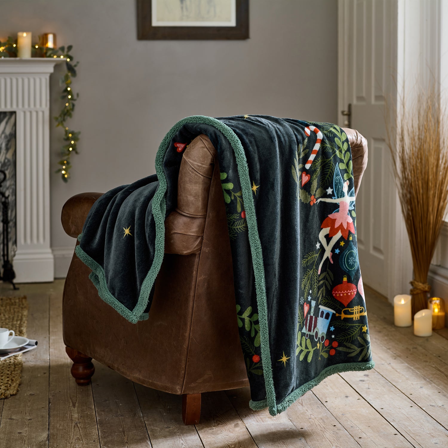 Festive Traditional Christmas Tree Throw – Soft Flannel & Sherpa Blanket – Cosy Winter Home Décor | 130cm x 170cm | Navy Blue