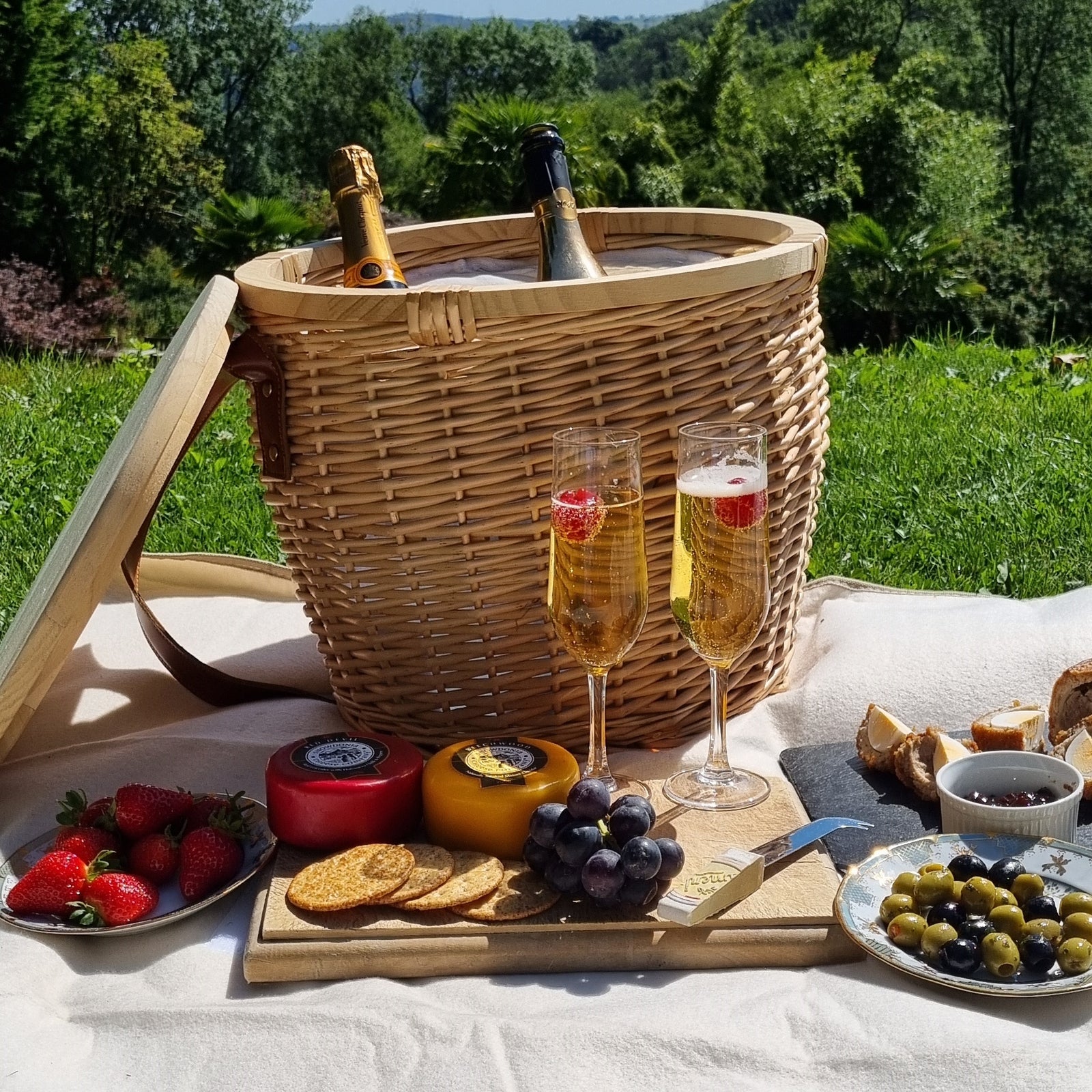 Round Insulated Picnic Basket With Chopping Board Lid