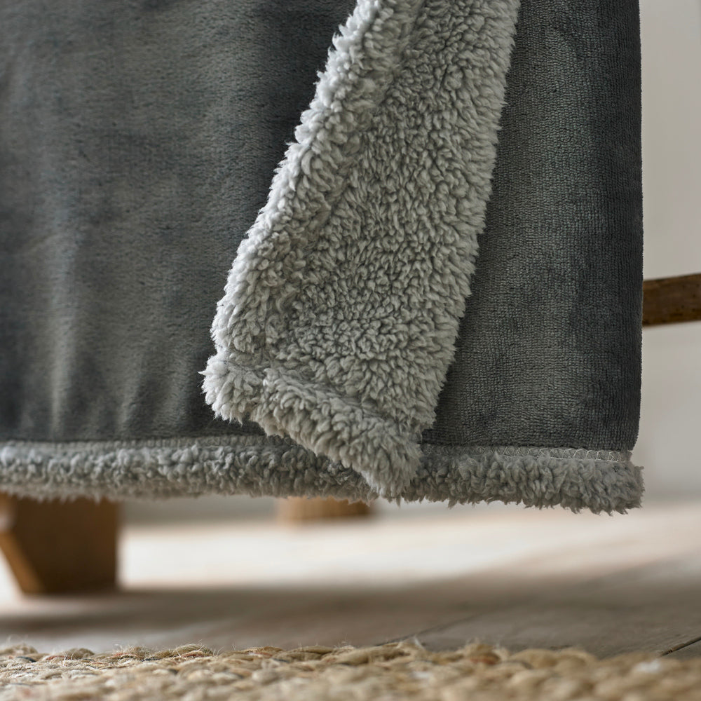 Blackbrook Ultrasoft Flannel Throw With Sherpa Back | 125cm x 150cm | Charcoal