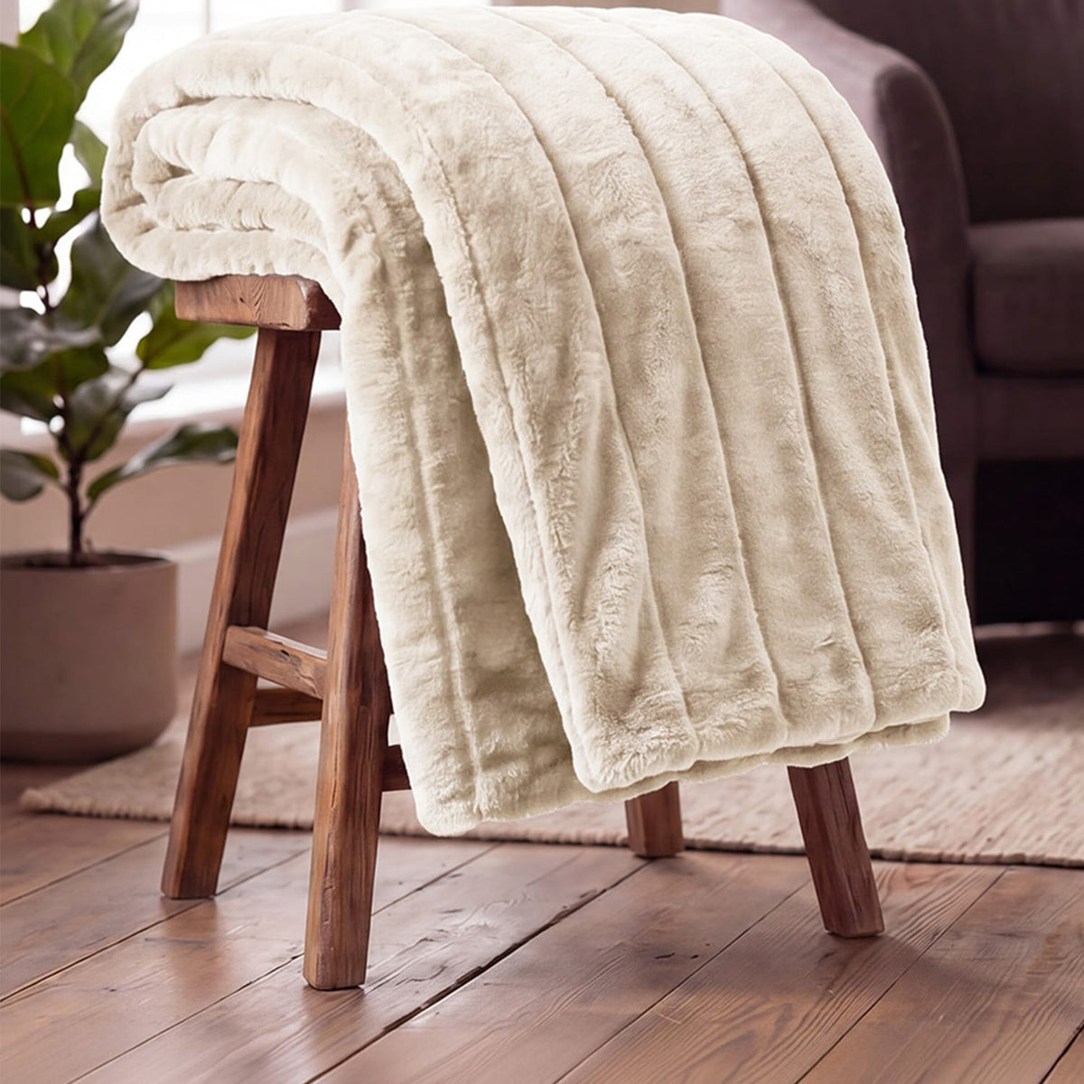 Hockley Faux Fur Throw | 130cm x 150cm | Cream