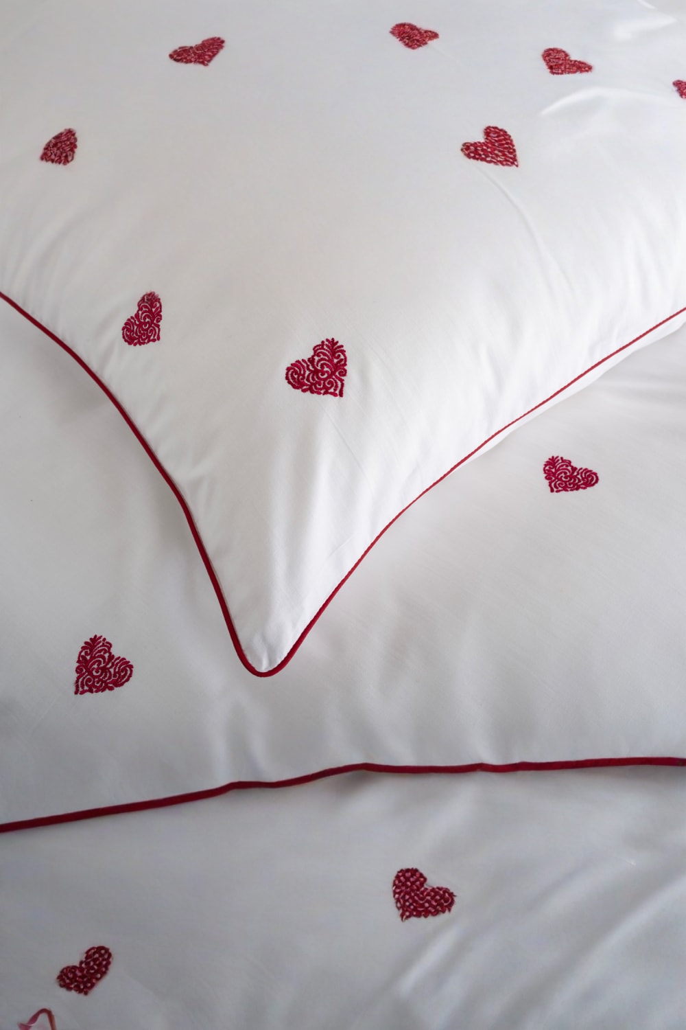 Embroidered Filigree Hearts Duvet Cover Set – 100% Cotton Bedding In White & Red | Double | White