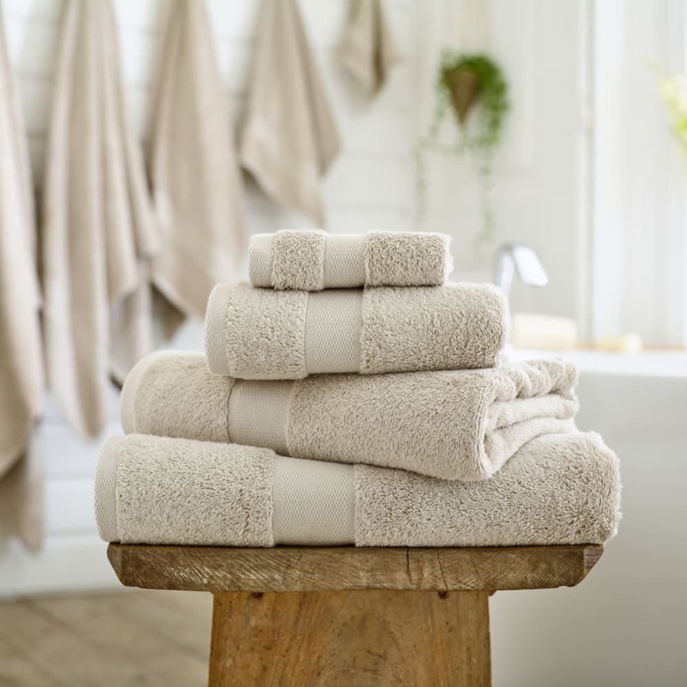 Egyptian Embrace Towels – 550gsm Egyptian Cotton, Fluffy Soft & Highly Absorbent | Bath Towel | Light Brown