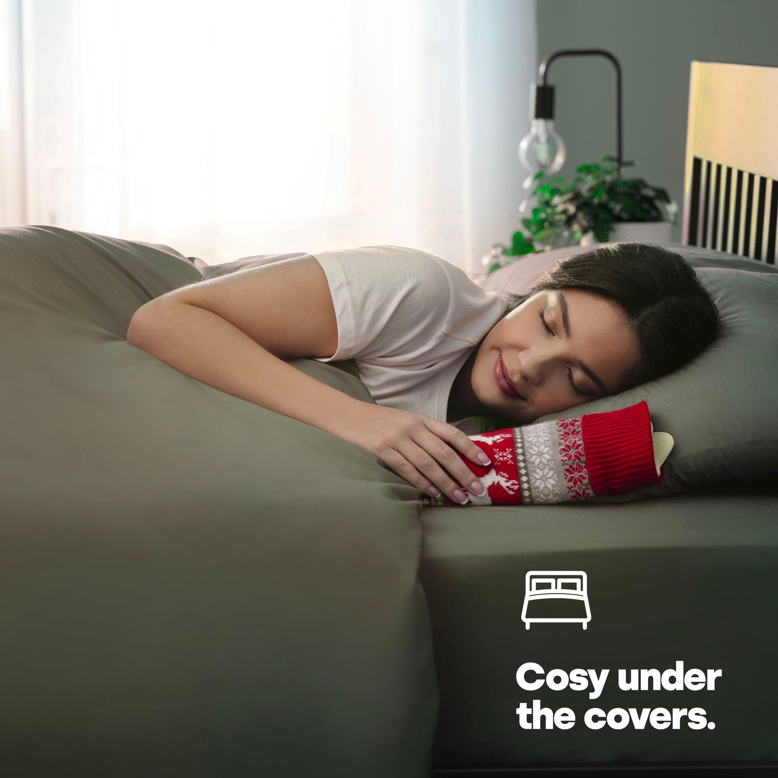 Livivo 2l Long Hot Water Bottle With Red Festive Knitted Washable Cover