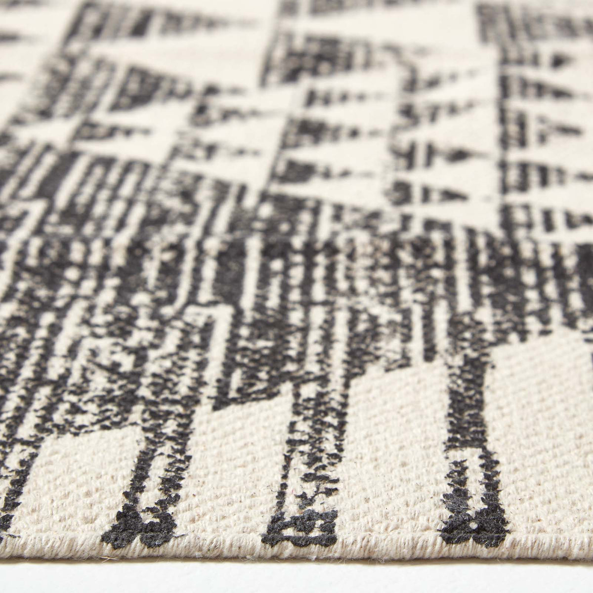 Delphi Geometric Style 100% Cotton Printed Rug | 120cm x 180cm | Black & White