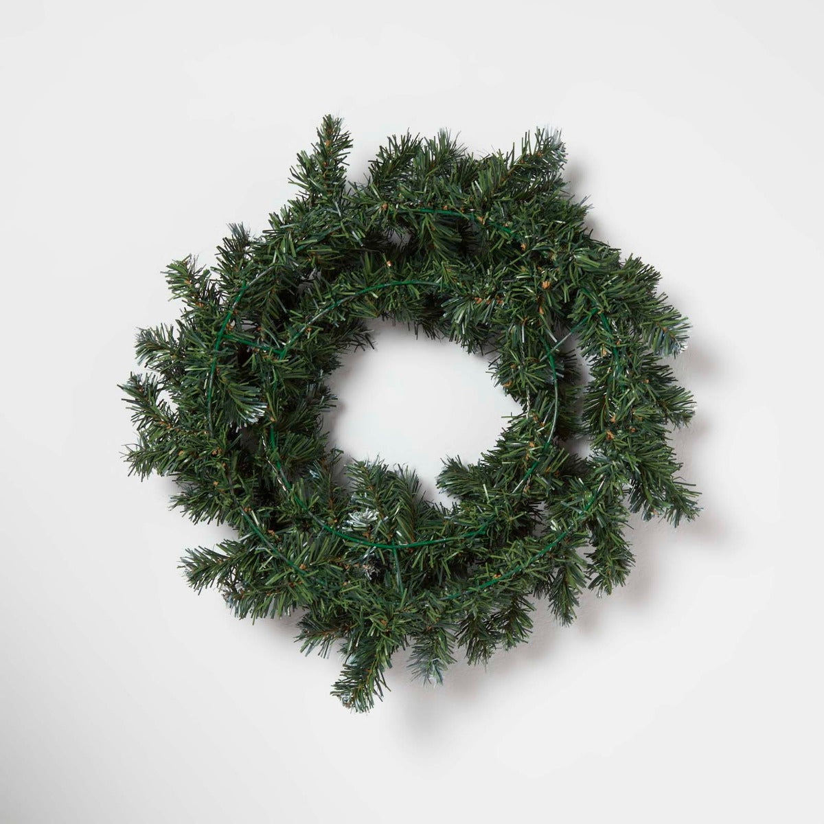 HOMESCAPES Green Snow Dusted Christmas Wreath, 18 Inches