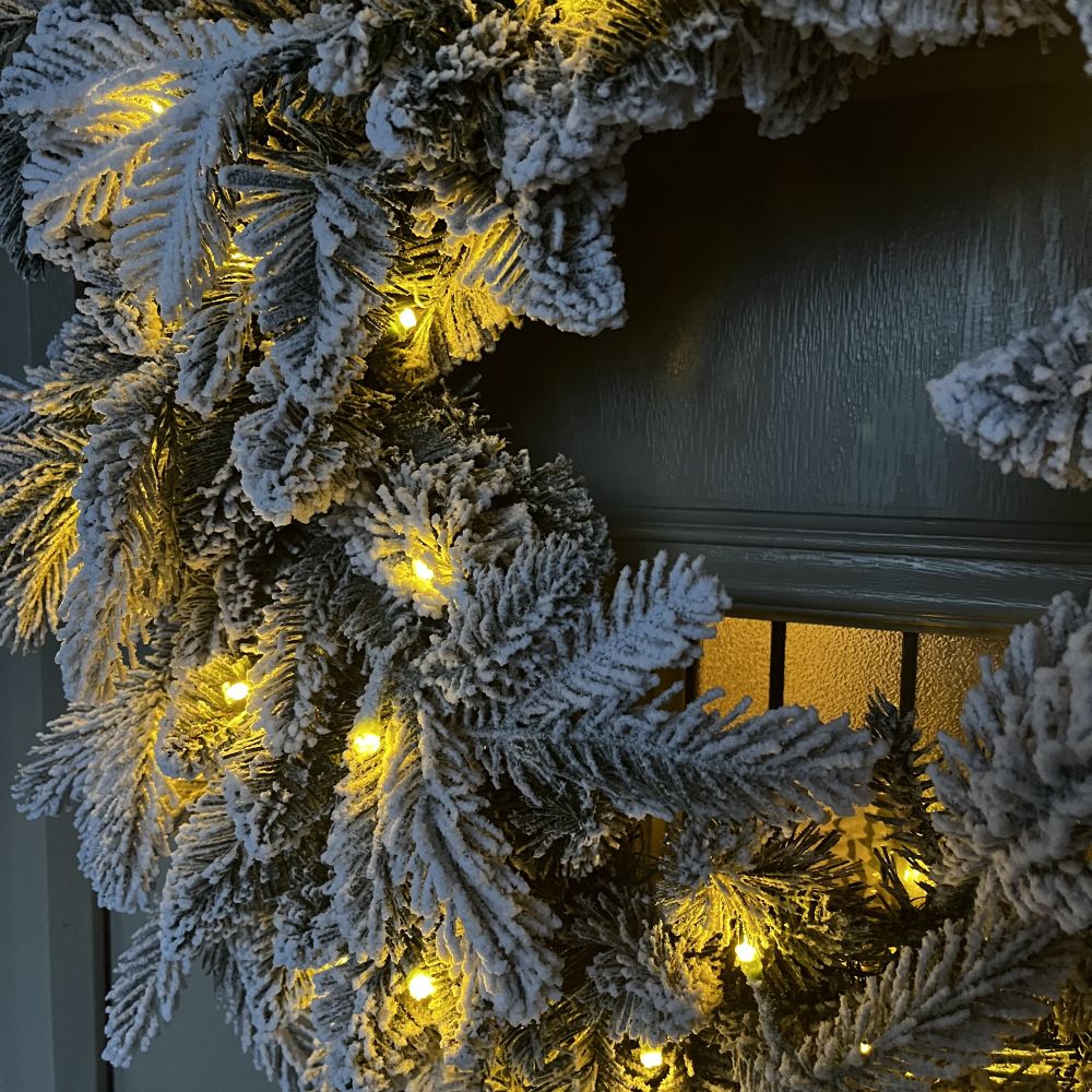 60cm Premium Mixed Branch Prelit Snow Flocked Christmas Wreath - With Timer