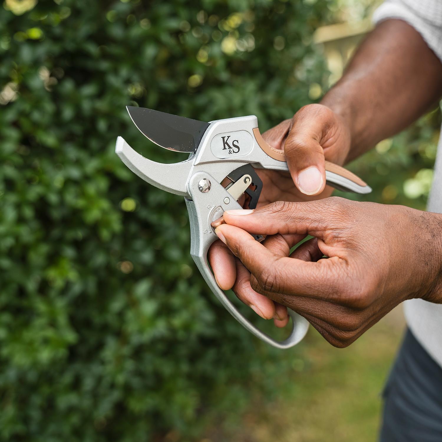 Surecut Hardwood Lite Anvil Secateur With Carbon Steel Blades