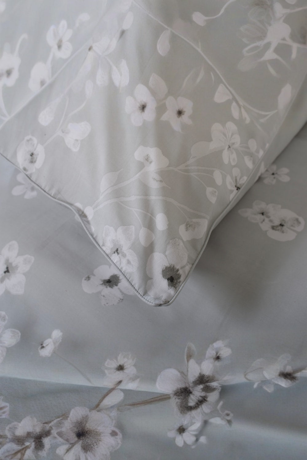 Petite Fleure 100% Cotton Duvet Cover Set – Floral Blossom Print Bedding With Piped Edges | King | Grey