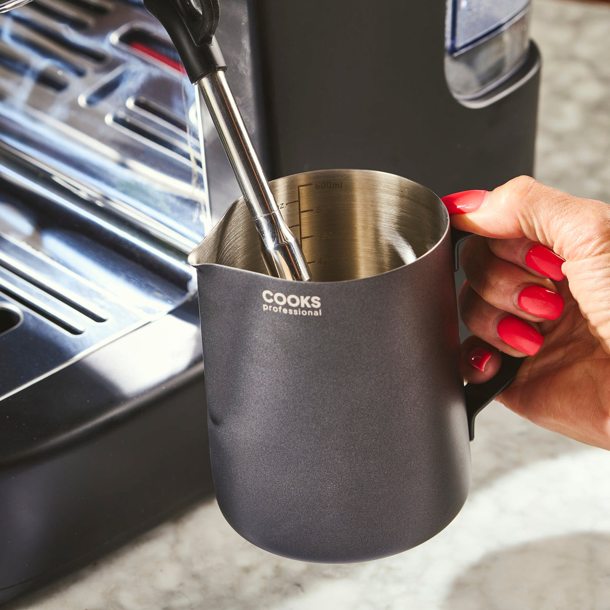 Stainless Steel Milk Steaming Jug With Latte Art Pen | 600ml | Black