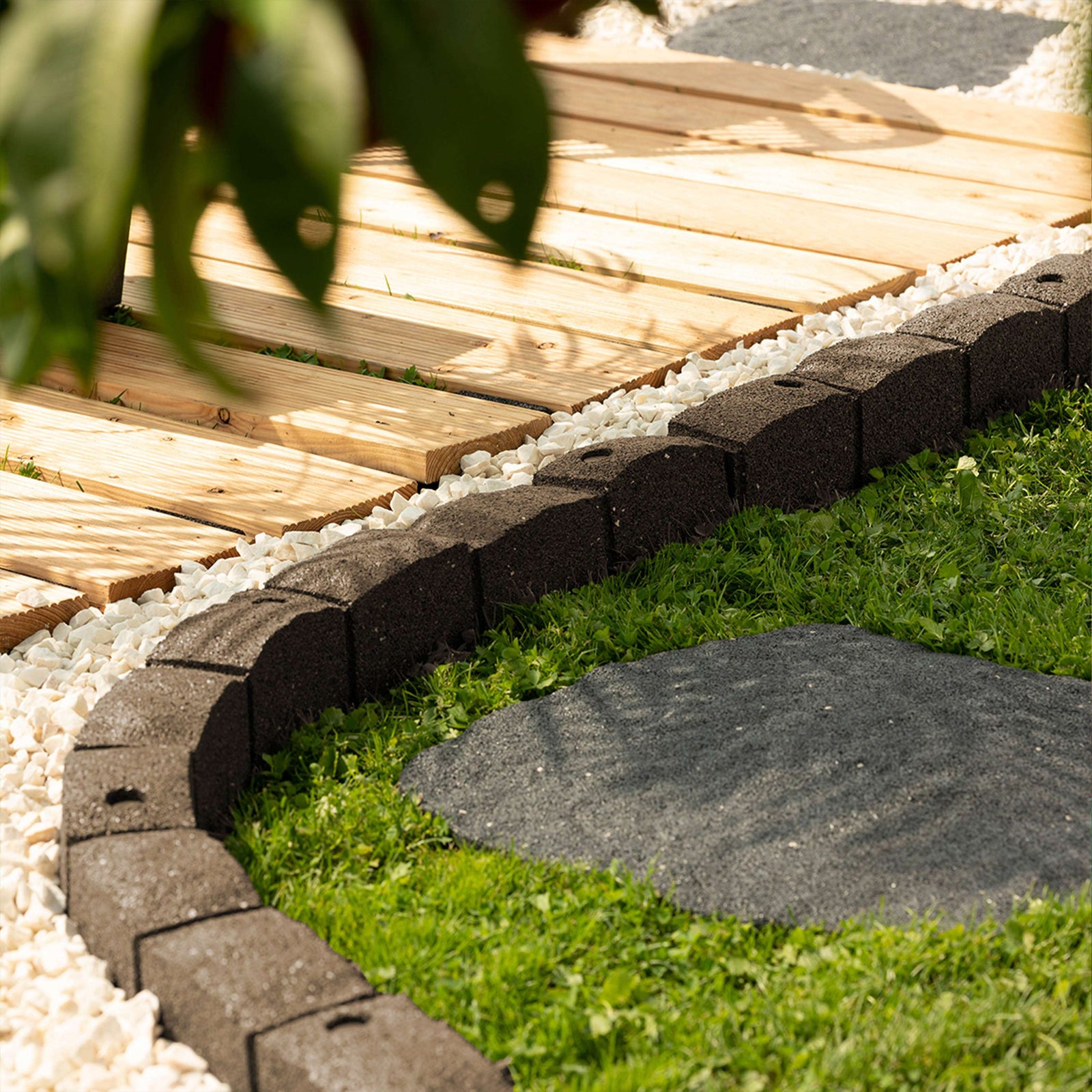 Roman Stone Recycled Rubber Lawn Border Edging | Set of 18 | Brown