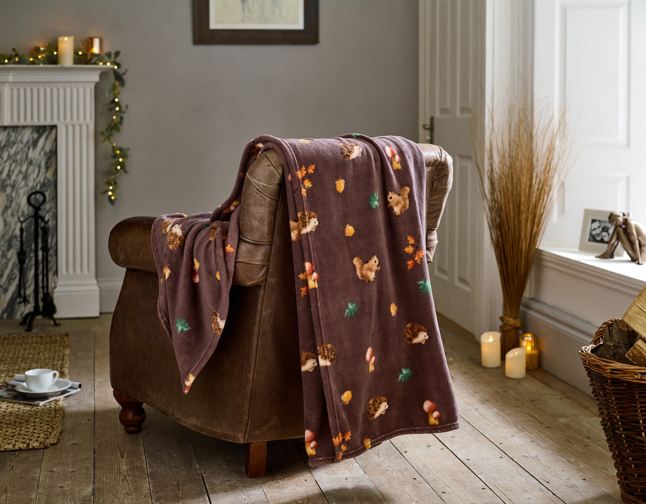 Hogging It Throw Wine – Hedgehog & Woodland Animal Fleece Blanket 140x180cm | 140cm x 180cm | Wine