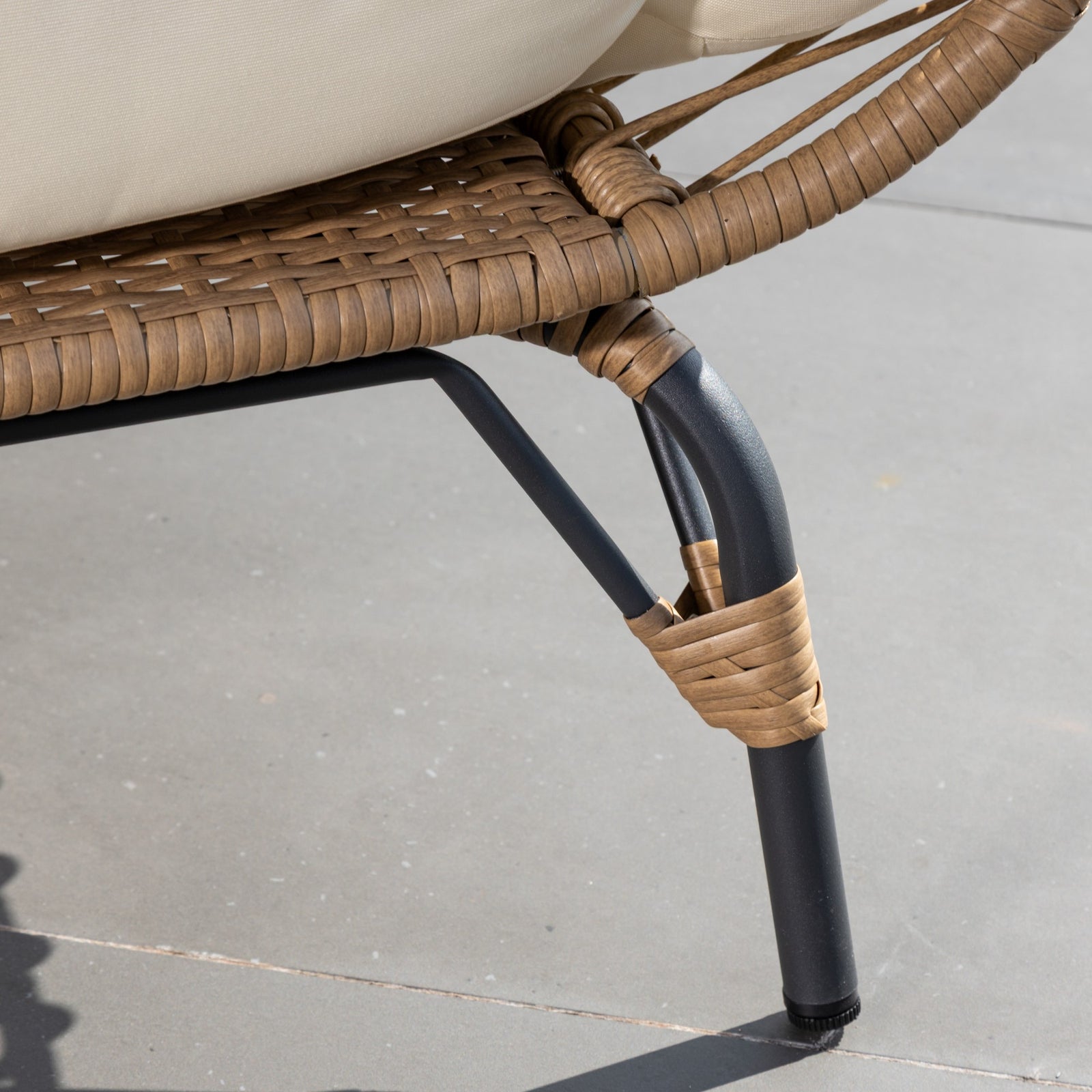 Sunelle Oval Shaped Standing Egg Chair | 1 | Cream