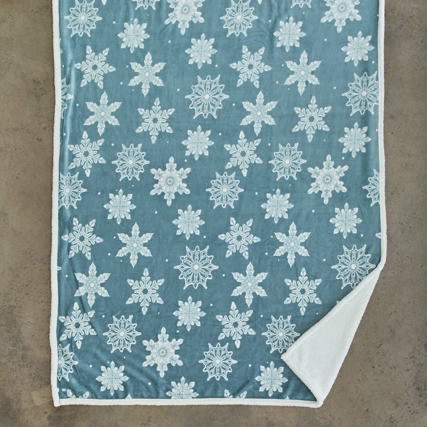 Flurry Blue Snowflake Fleece Sherpa Throw – 130 X 170cm Super Soft Winter Blanket | 130cm x 170cm | Blue